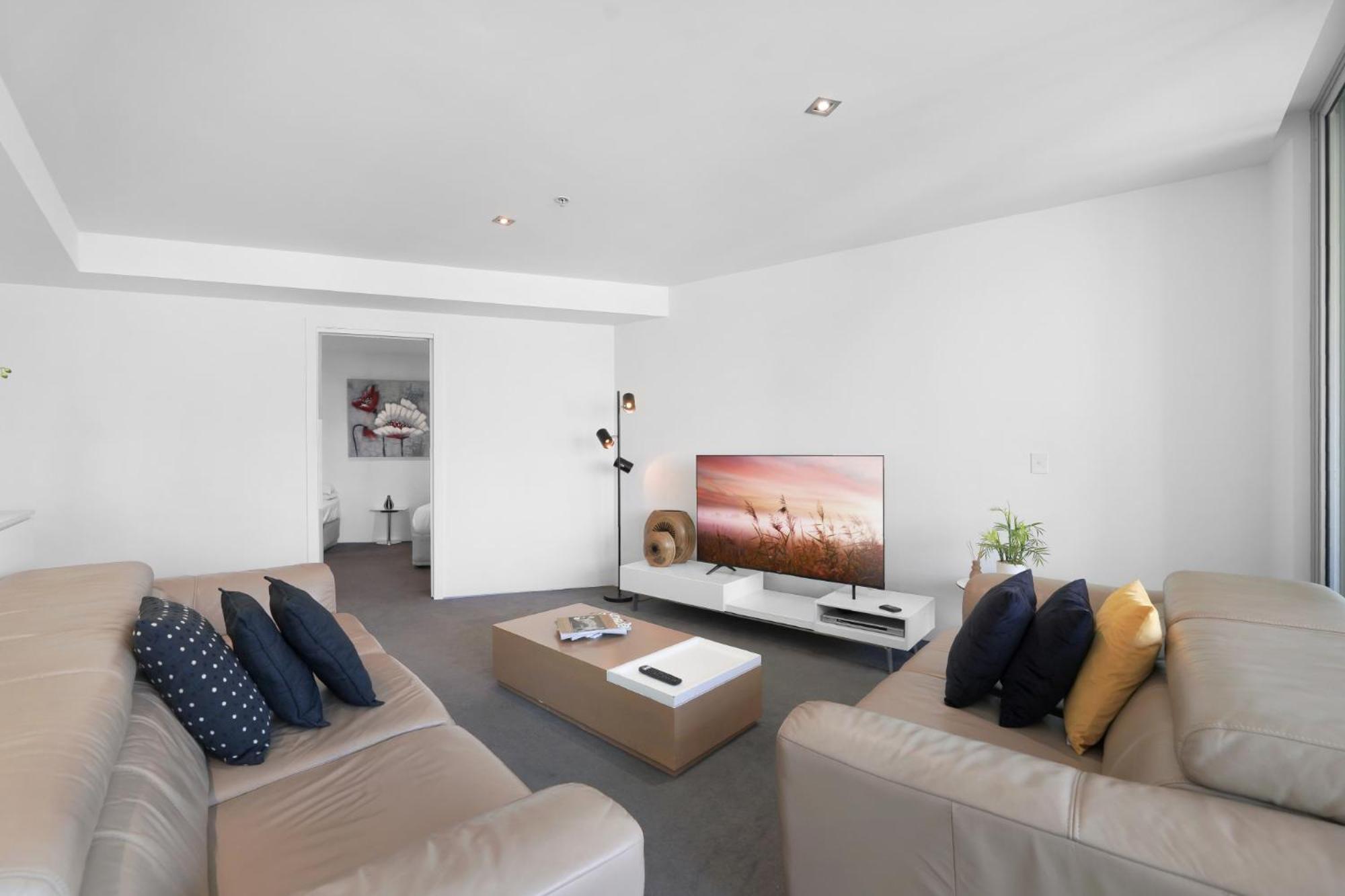 Apartment Scenic 2-bed With Pool, Gym & Secure Parking *